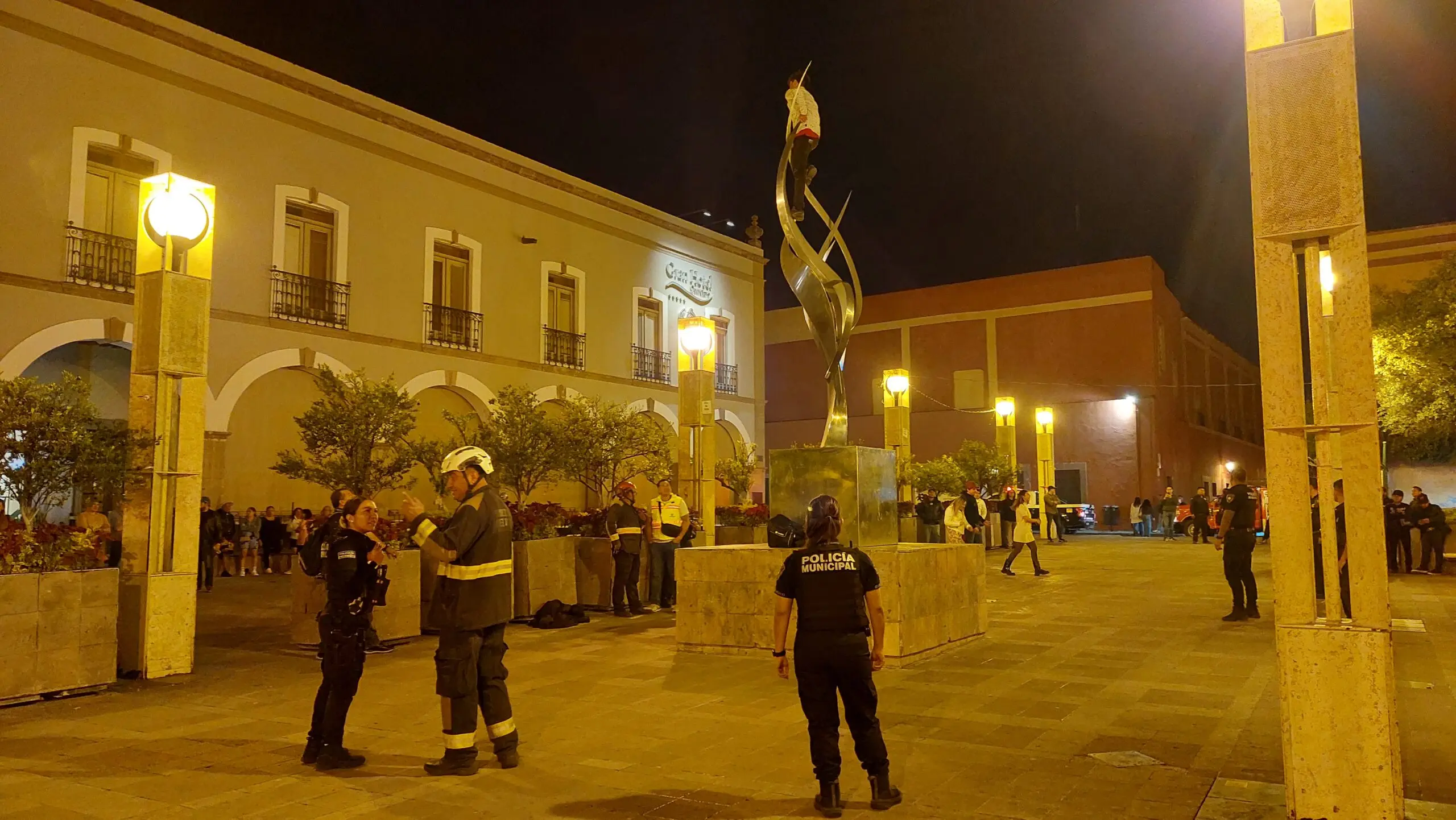 Rescatan a hombre que subió a monumento en plaza Constitución | Rescatan a hombre que subió a monumento en plaza Constitución