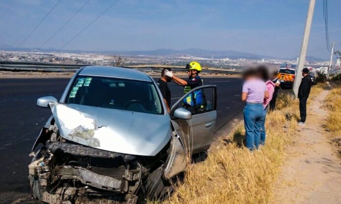 Se impactó contra poste en Blvd. de La Nación - Noticias de Querétaro