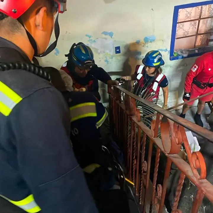 Socorros trasladan a hombre por dificultades para respirar