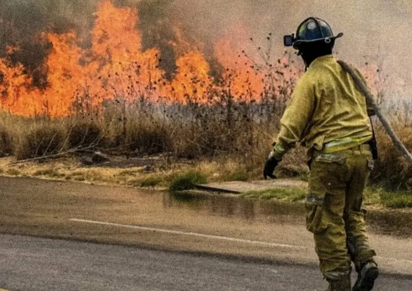 Sofocan dos incendios en San Juan