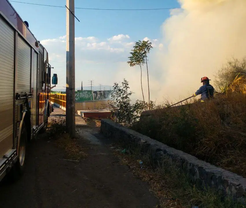 Sofocan incendio a un costado de subestación de la CFE, en Lomas de Casa Blanca