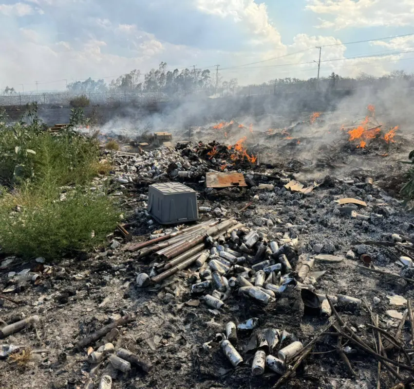 Sofocan incendio en bodega de plásticos y lonas