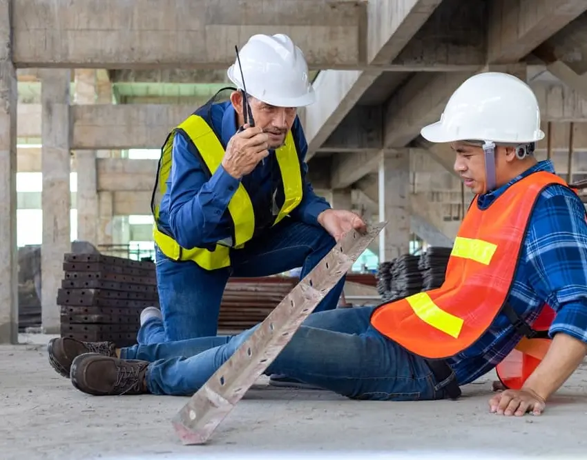 Trabajadores sufren caída