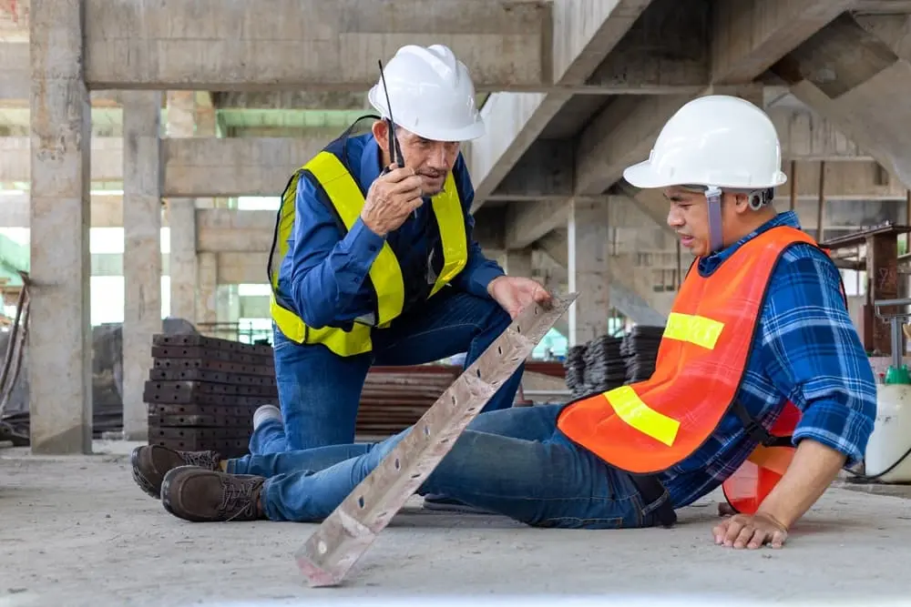 Trabajadores sufren caída | Qué sucede después de una caída en un sitio de construcción