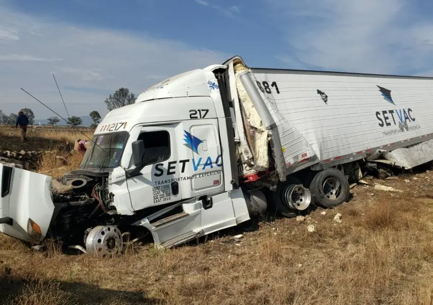 Tracto acaba fuera de la pista