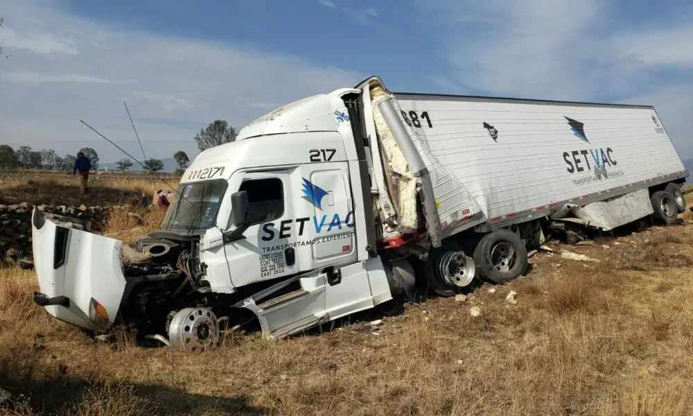 Tracto acaba fuera de la pista   Noticias de Querétaro