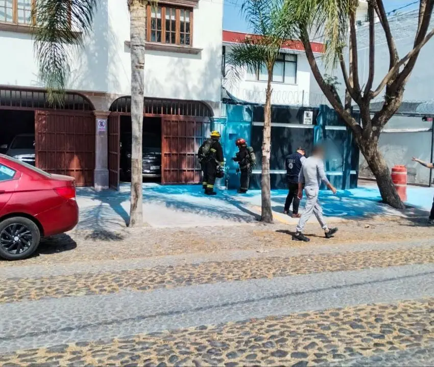 Vecinos sofocan incendio derivado de fuga de gas