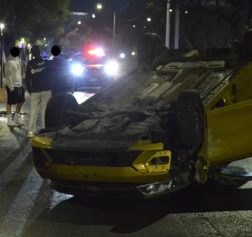 Vuelca auto em lateral de Bernardo Quintana