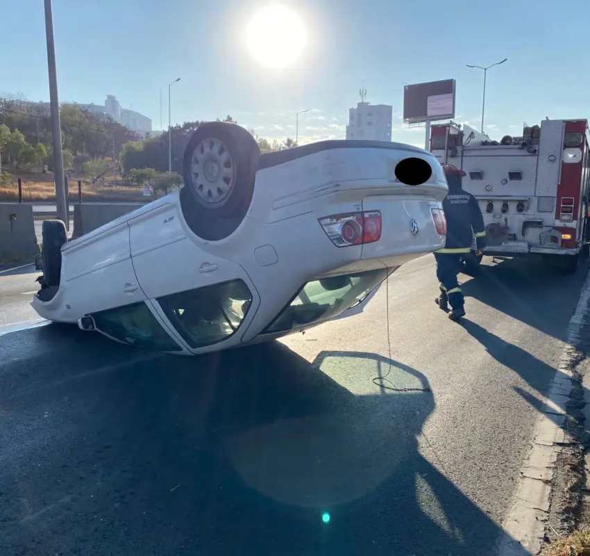 Vuelca auto en Bernardo Quintana