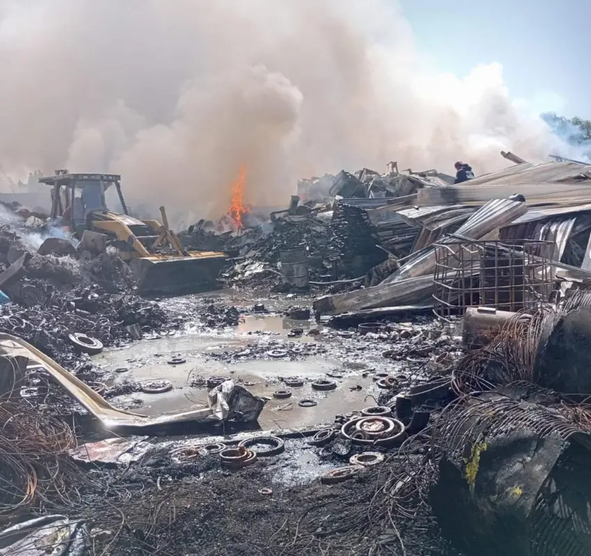 Incendio en depósito de CFE en Xonacatlán