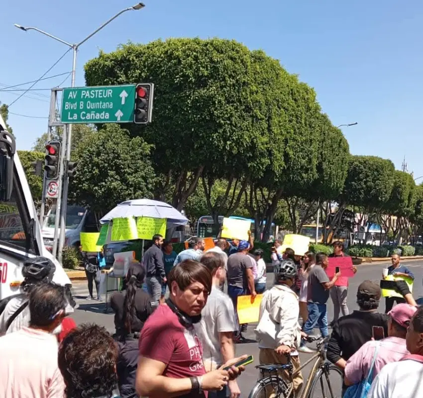Ambulantes cierran Zaragoza, piden espacio cerca a Mercado Escobedo