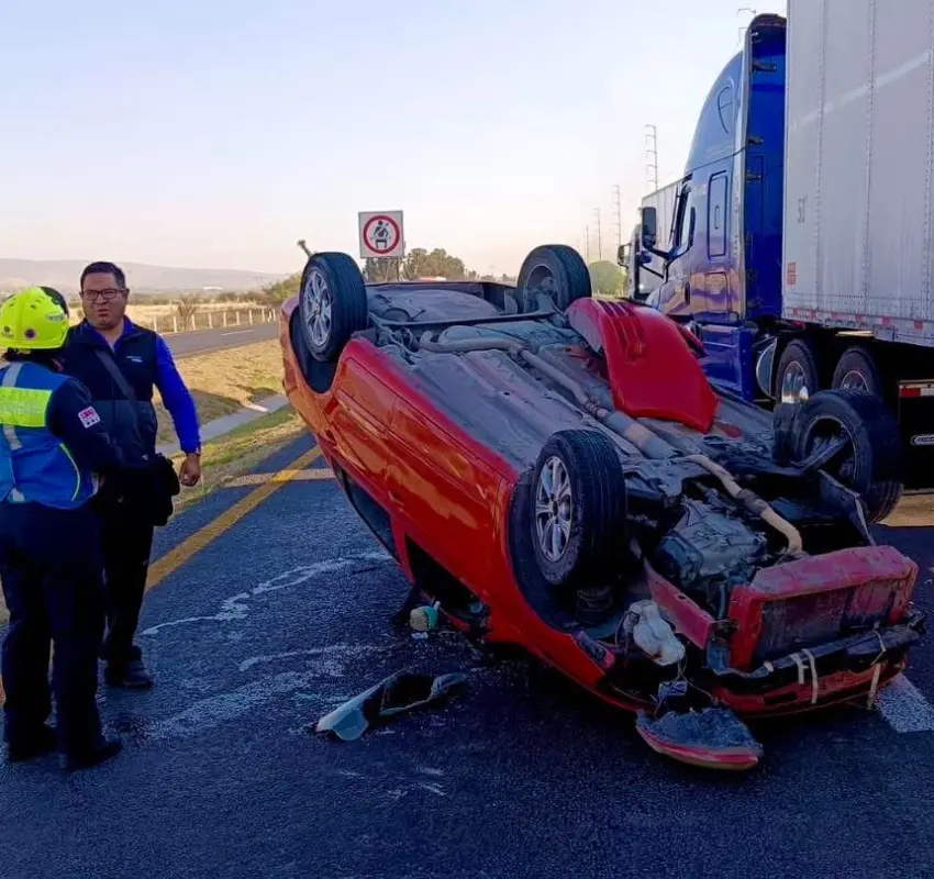 Aparatosa volcadura en la Querétaro- San Luis Potosí
