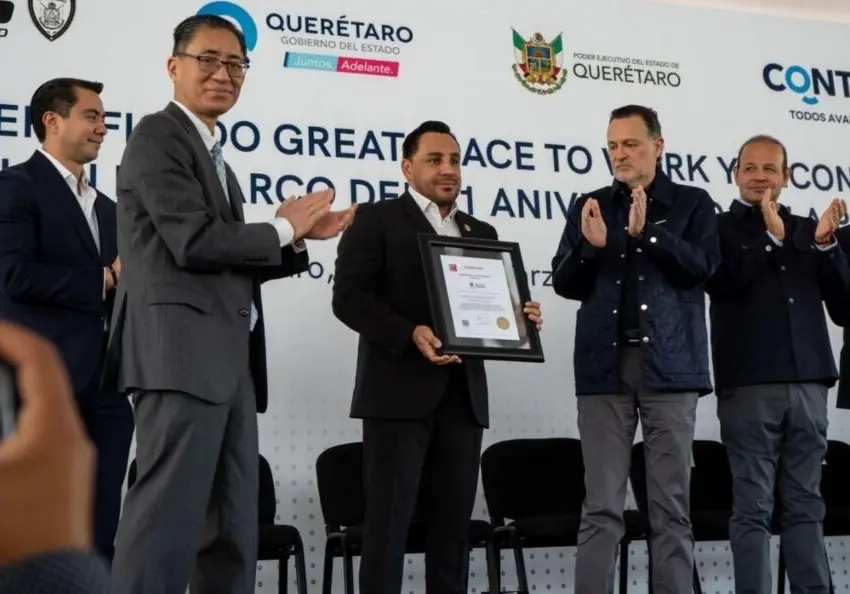 Asiste Roberto Cabrera a entrega de certificación a la SSC y Premio al Mérito Policial