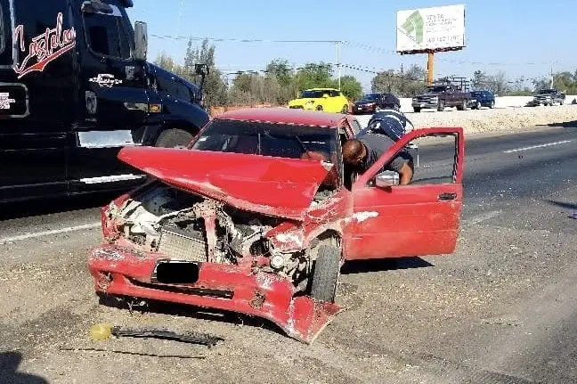 Auto choca contra caja tráiler en la 57