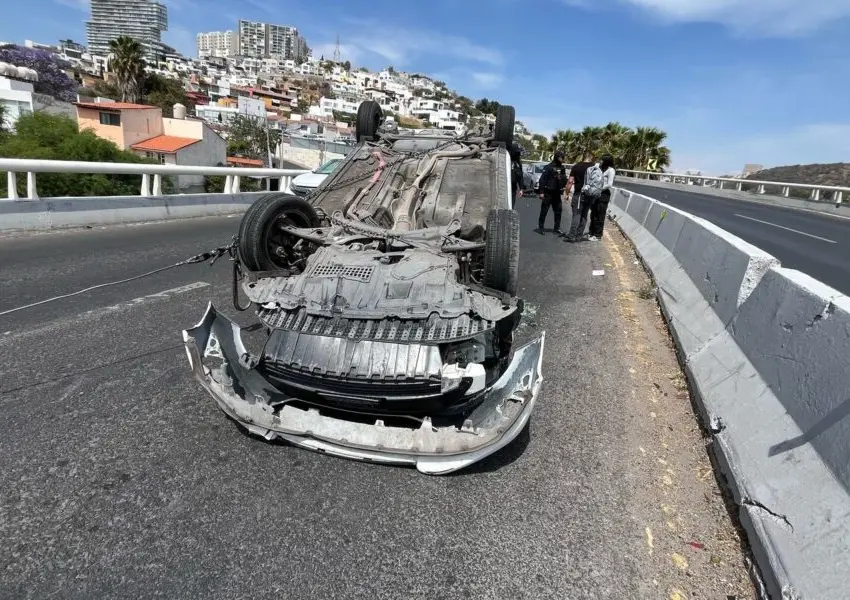 Auto vuelca en el Fray Junípero Serra