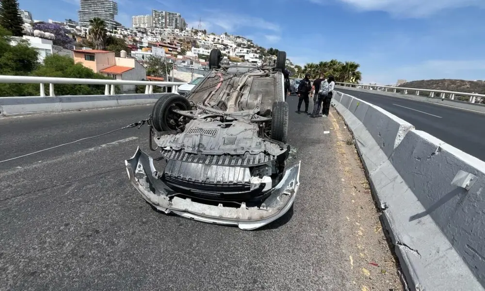 Auto vuelca en el Fray Junípero Serra   Noticias de Querétaro