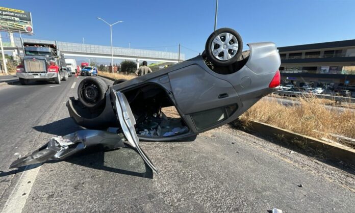 Auto vuelca en el Lib. Norponiente - Noticias de Querétaro