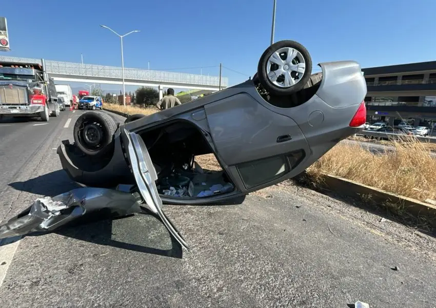 Auto vuelca en el Lib. Norponiente