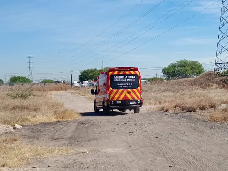 Automovilista cae en un hoyanco usado como tiradero