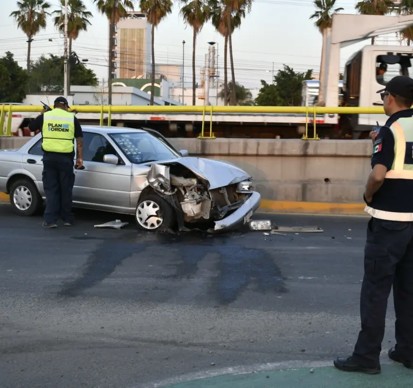 Automovilista en estado inconveniente se impactó contra tracto