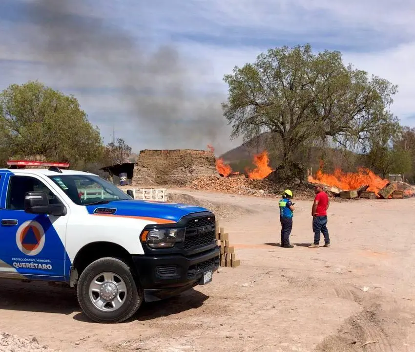 Bomberos atienden fuego en una ladrillera, en La Solana Trojes