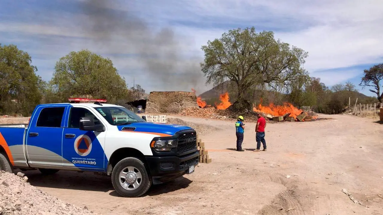 Bomberos atienden fuego en una ladrillera en La Solana Trojes