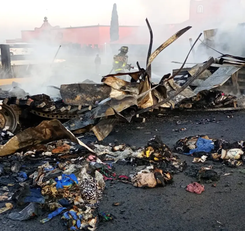 Caja de tracto termina en chatarra tras incendio