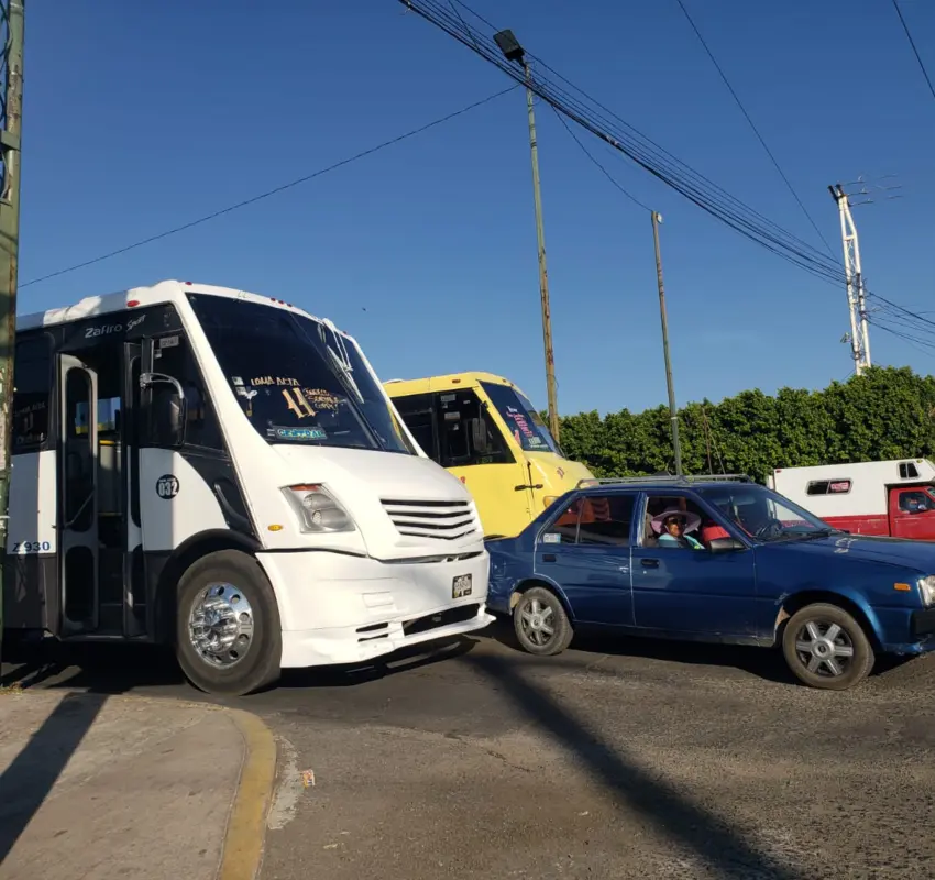 Choque leve entre autobús y auto en SJR