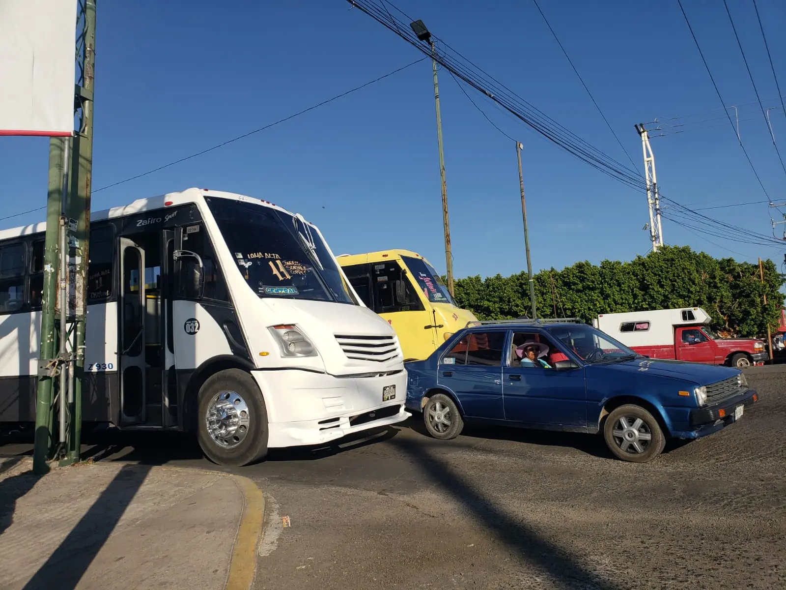 Choque leve entre autobús y auto en SJR   Noticias de Querétaro