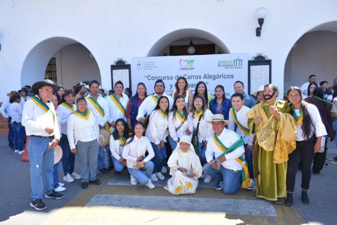 Concurso de carros alegóricos y comparsas en Almoloya de Juárez ...