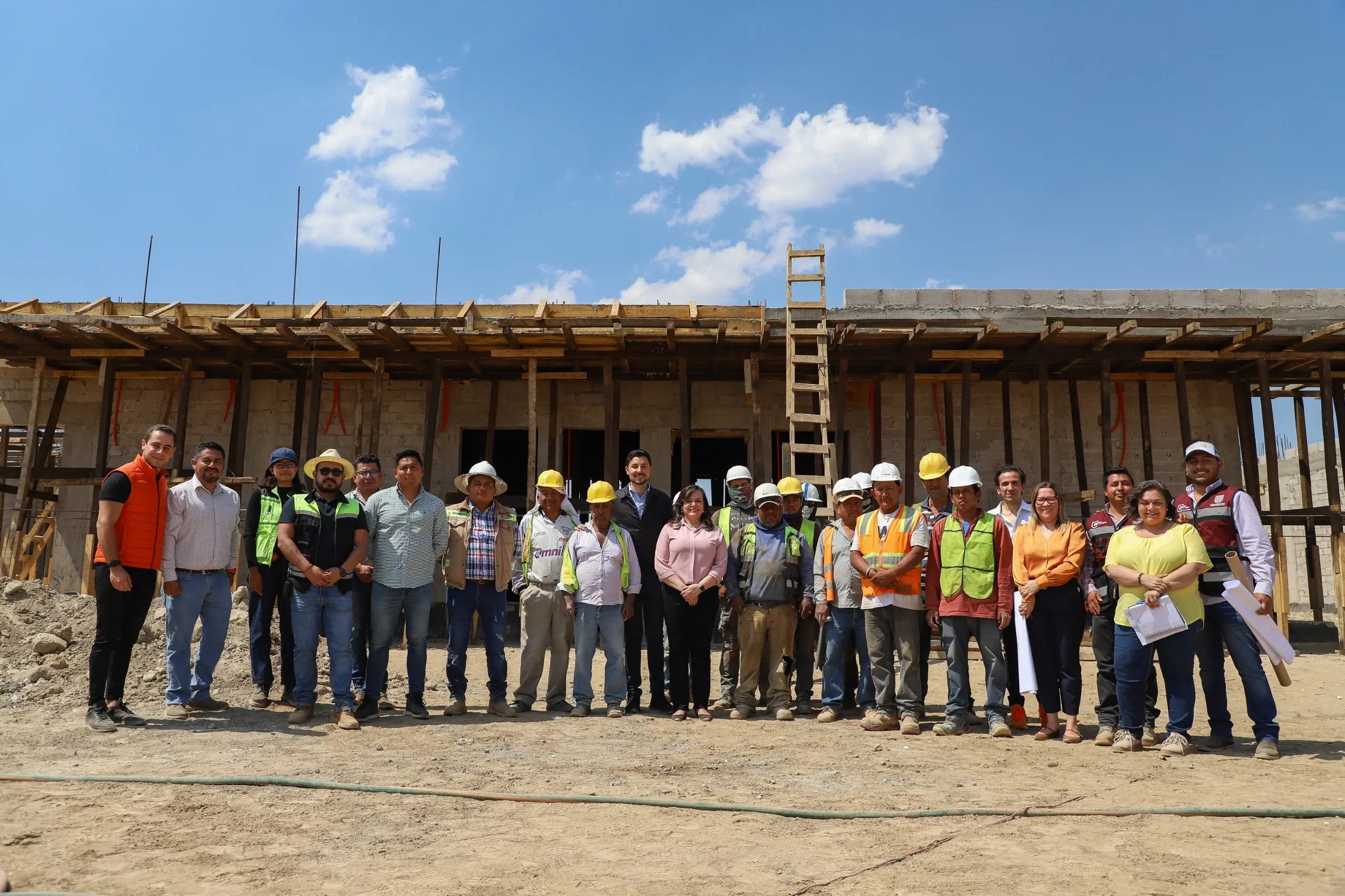 Construcción del plantel Bachilleres UAQ al 60 en Tequisquiapan