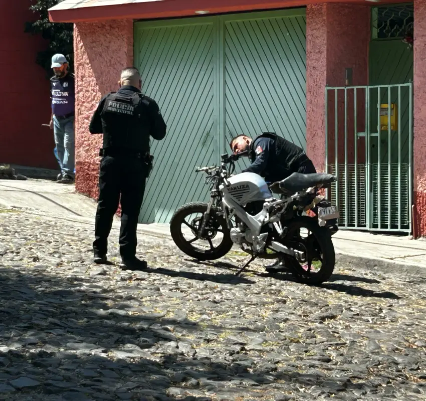 Detienen a motociclista que circulaba con las placas cubiertas