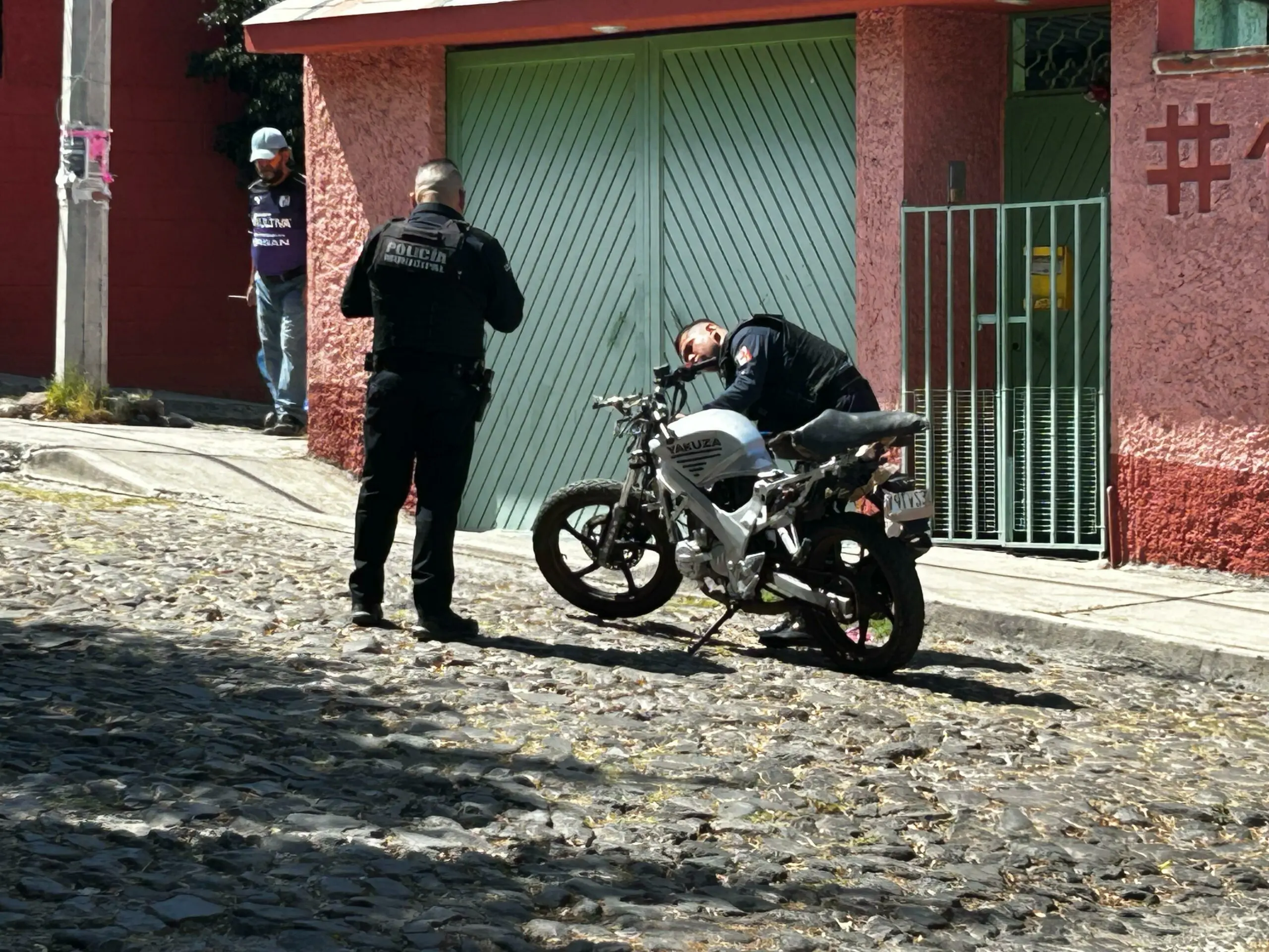 Detienen a motociclista que circulaba con las placas cubiertas 3