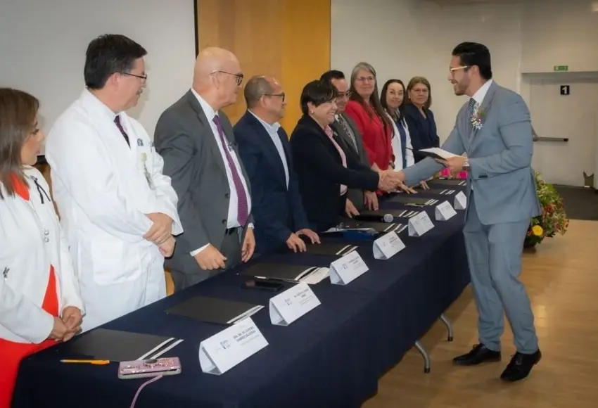 Encabeza Secretaria de Salud ceremonia con Médicos Especialistas del HENM
