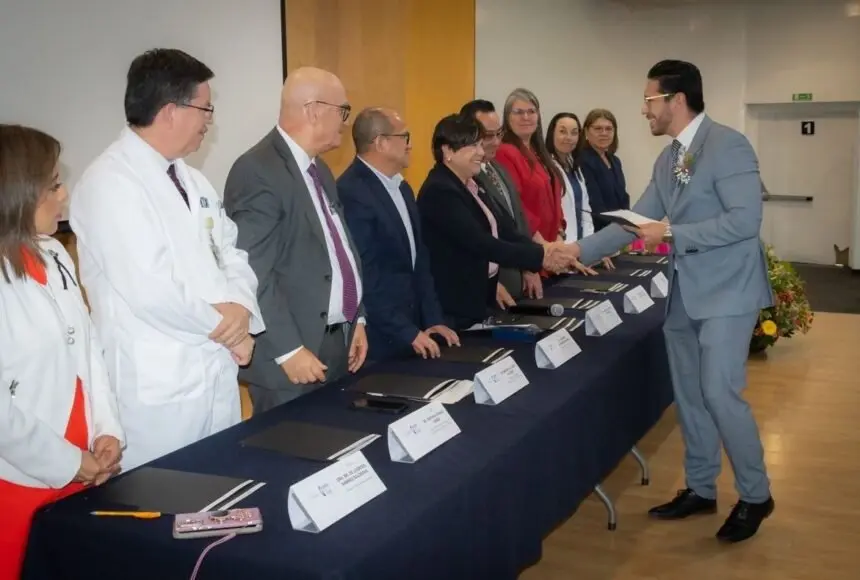Encabeza Secretaria de Salud ceremonia con Médicos Especialistas