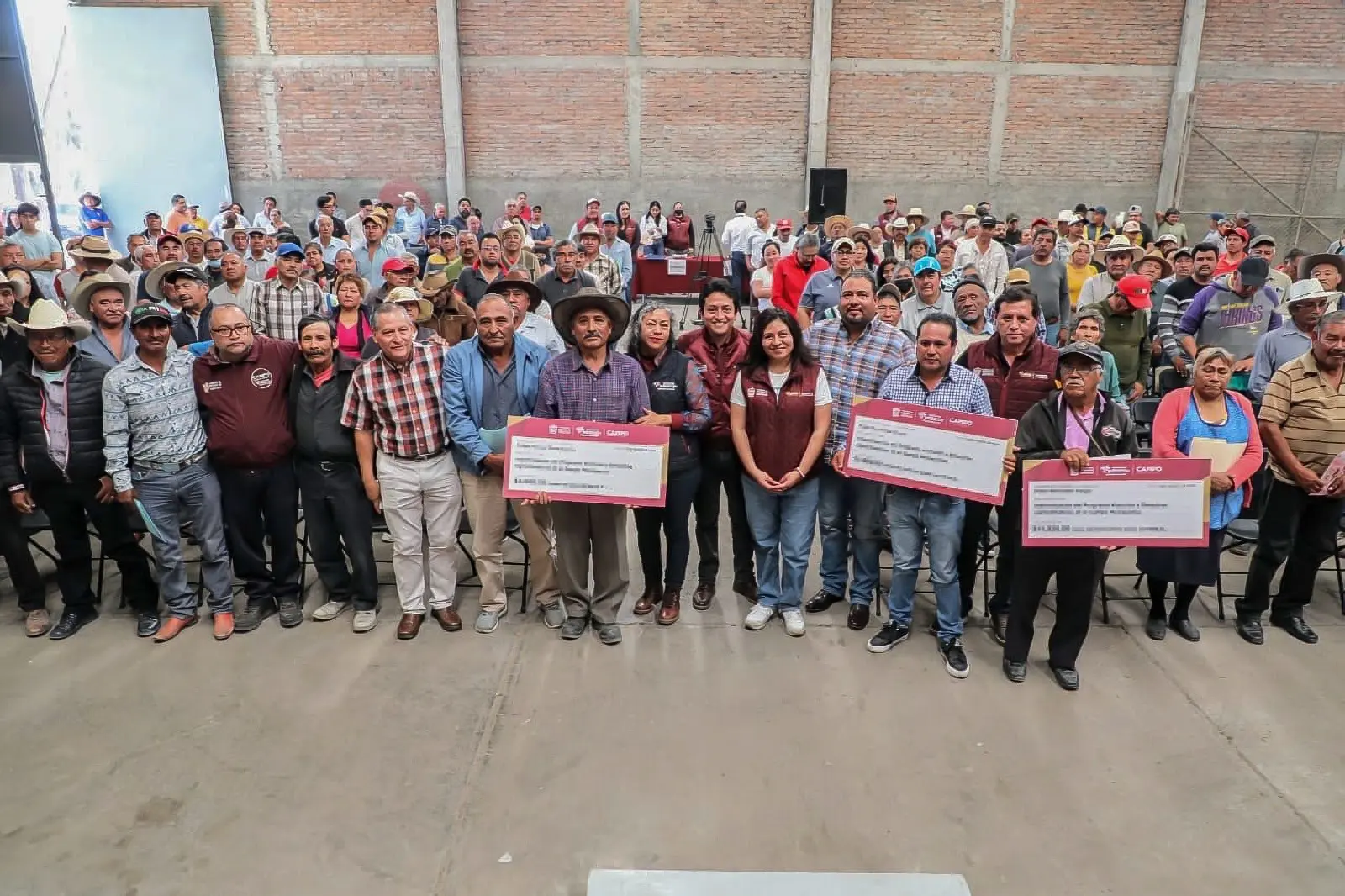 Entregaron apoyos a productores agrícolas afectados por fenómenos
