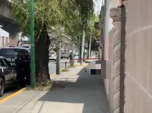Falleció hombre en vía pública en Metepec por intoxicación alcohólica