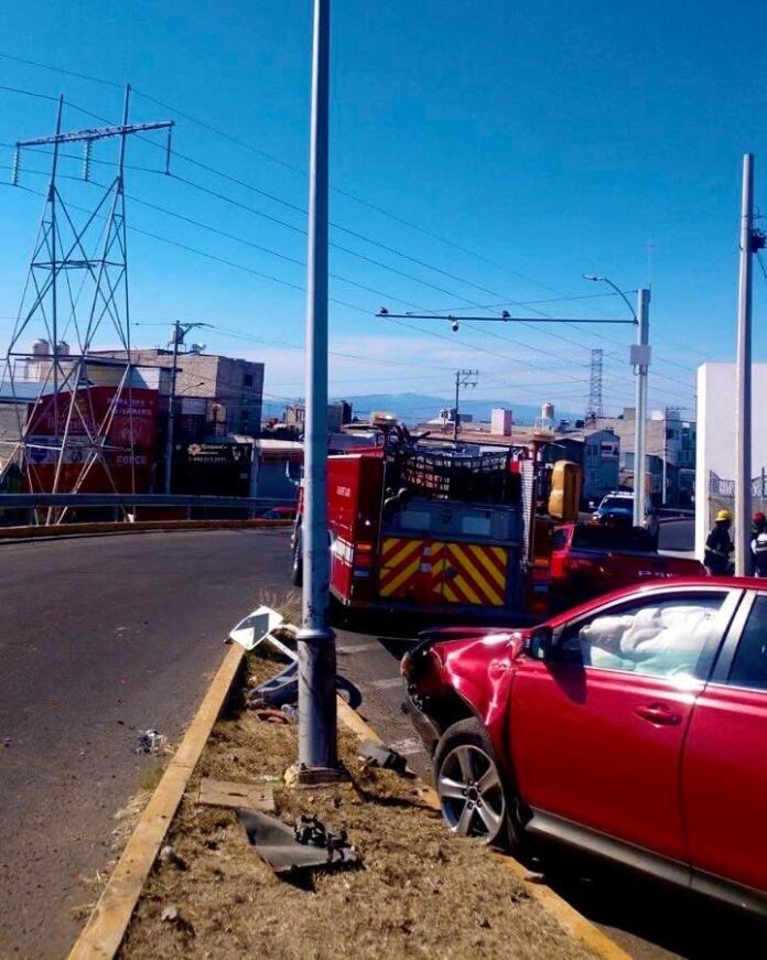 Impacta y derriba parte de poste - Noticias de Querétaro