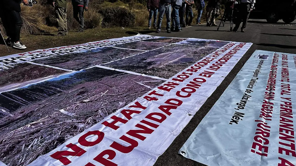 Comuneros bloquean carretera en Ocuilan en protesta por la tala