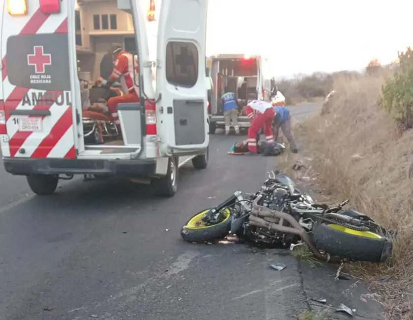 Motociclista choca con camioneta y queda con graves lesiones