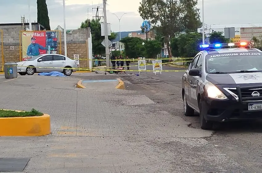 Motociclista se estrella contra auto estacionado en SJR