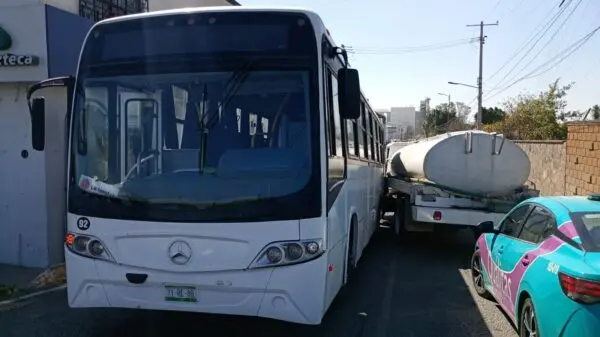 Pipa choca contra lateral de un autobús