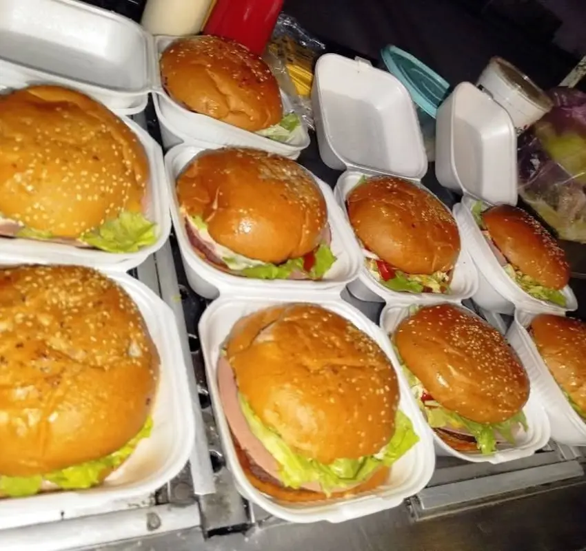 Retiraron miles de hamburguesas en EU por riesgo de contener un tornillo