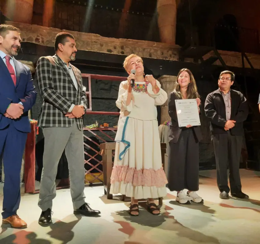 Rinde UAQ homenaje a Lupita y Guillermo Smythe por labor en el teatro local, nacional e internacional