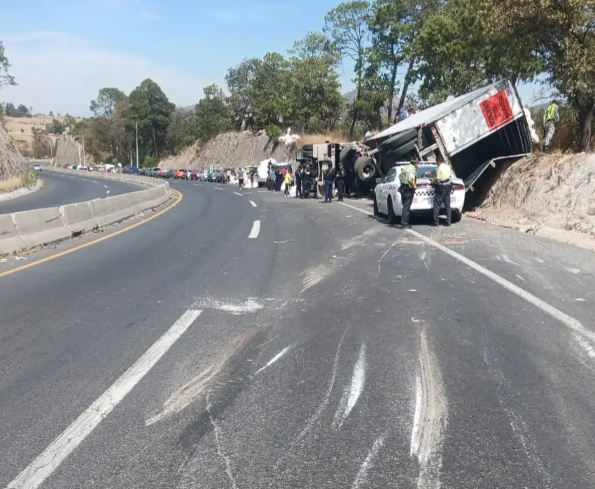 Tracto queda recargado contra talud de tierra