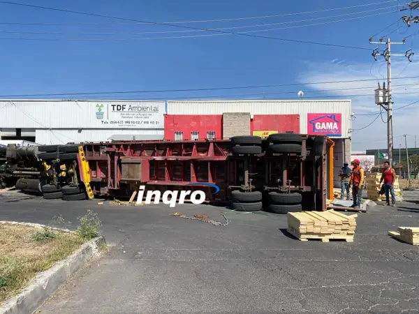 Tráiler vuelca en el parque industrial Bernardo Quintana