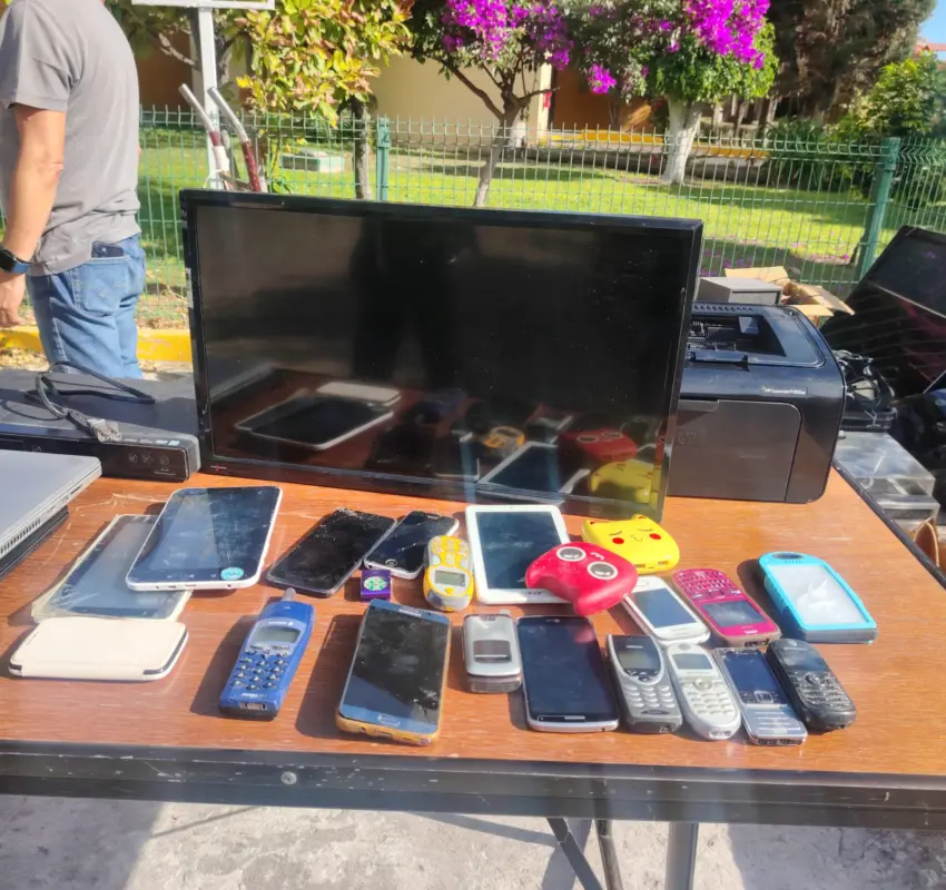 Voluntariado de Damas de la Curz Roja apoyan a disponer basura electrónica