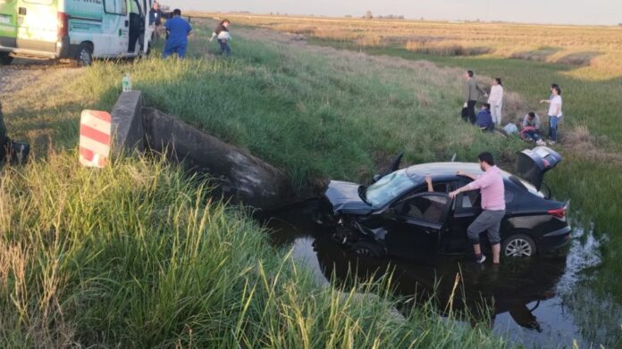 Un auto se despistó y volcó: sus cinco ocupantes resultaron lesionados