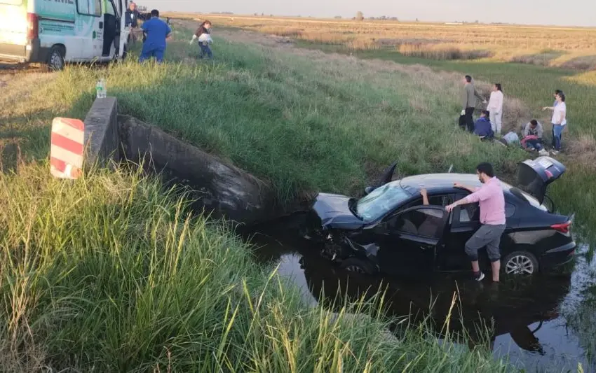 Vuelca auto en que viajaban cinco personas