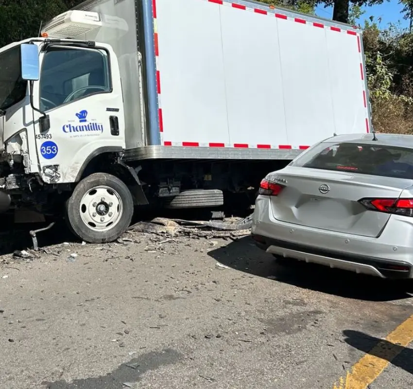 Choque afecta circulación en carretera de Pinal de Amoles